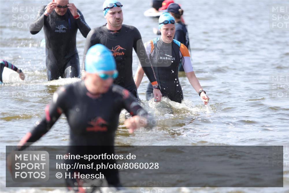 22.06.2025 - Viking Triathlon H.Heesch http://msf.ph/oto/8060028 22.06.2025 10:34:46 Schwimmen 17, 43, 77, 114, 161, 247, 284, 323, 341, 434, 475, 548, 550 meine-sportfotos.de