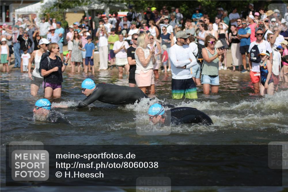 22.06.2025 - Viking Triathlon H.Heesch http://msf.ph/oto/8060038 22.06.2025 10:01:52 Schwimmen 3, 17, 33, 80, 91, 125, 158, 170, 271, 304, 310, 355, 496, 555, 618 meine-sportfotos.de