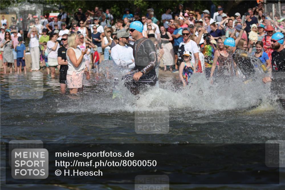 22.06.2025 - Viking Triathlon H.Heesch http://msf.ph/oto/8060050 22.06.2025 10:01:56 Schwimmen 3, 17, 80, 91, 125, 158, 271, 278, 299, 304, 355, 435, 449, 551, 618 meine-sportfotos.de