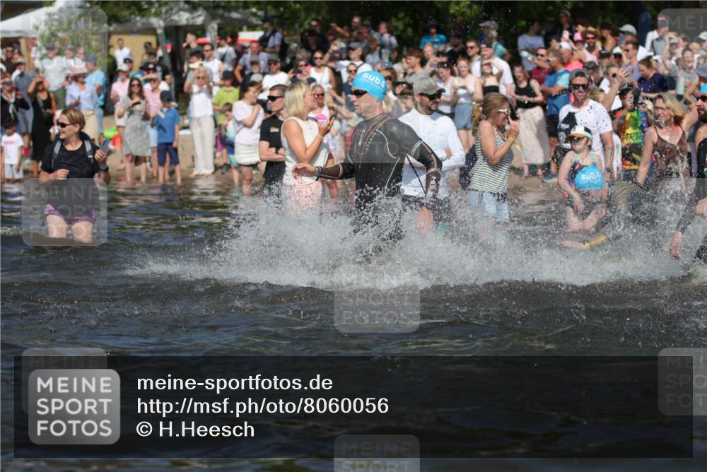 22.06.2025 - Viking Triathlon H.Heesch http://msf.ph/oto/8060056 22.06.2025 10:01:56 Schwimmen 3, 17, 80, 91, 125, 158, 271, 278, 299, 304, 355, 435, 449, 551, 618 meine-sportfotos.de