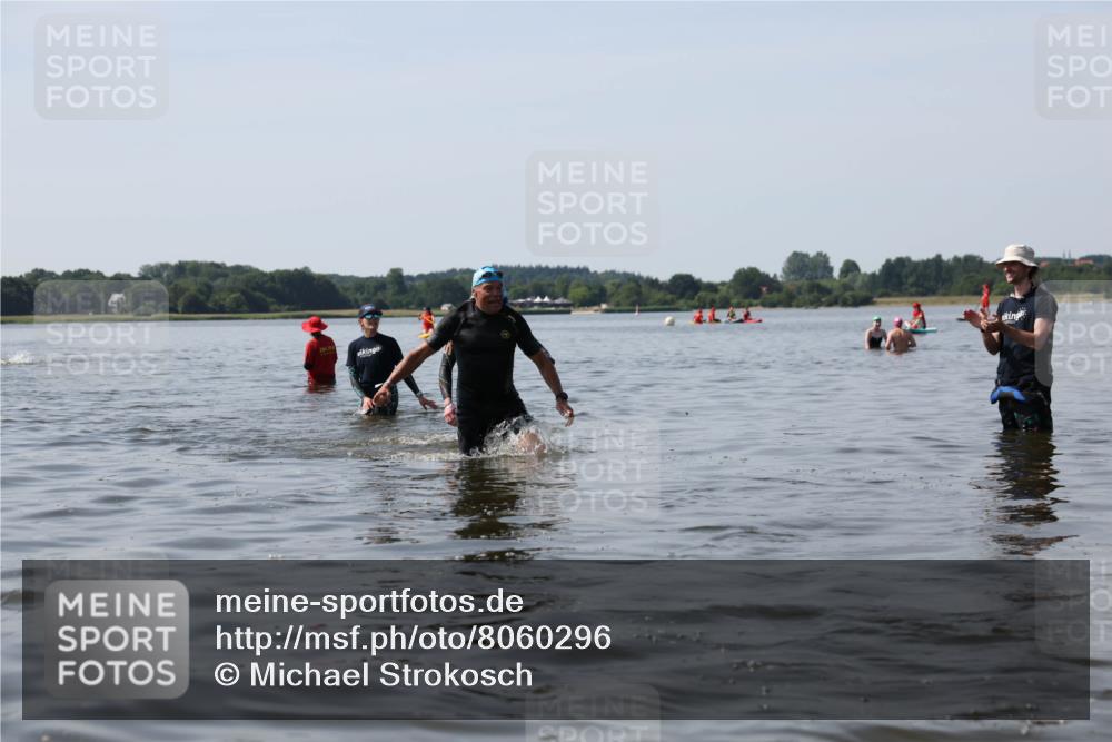 22.06.2025 - Viking Triathlon Michael Strokosch http://msf.ph/oto/8060296 22.06.2025 10:58:07 Schwimmen 357, 359, 403 meine-sportfotos.de