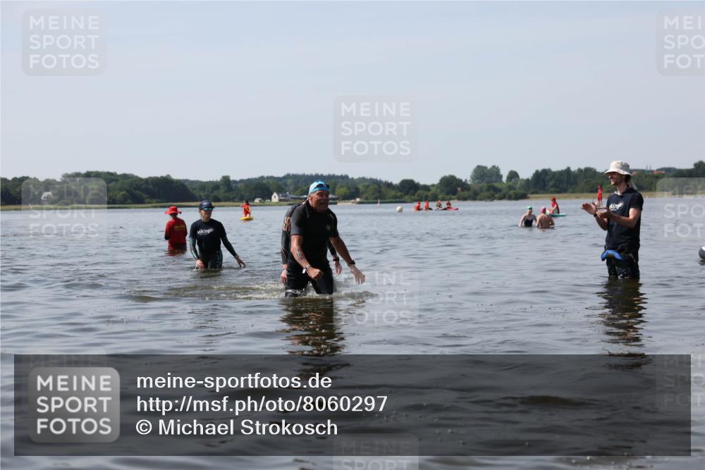 22.06.2025 - Viking Triathlon Michael Strokosch http://msf.ph/oto/8060297 22.06.2025 10:58:08 Schwimmen 357, 359, 403 meine-sportfotos.de