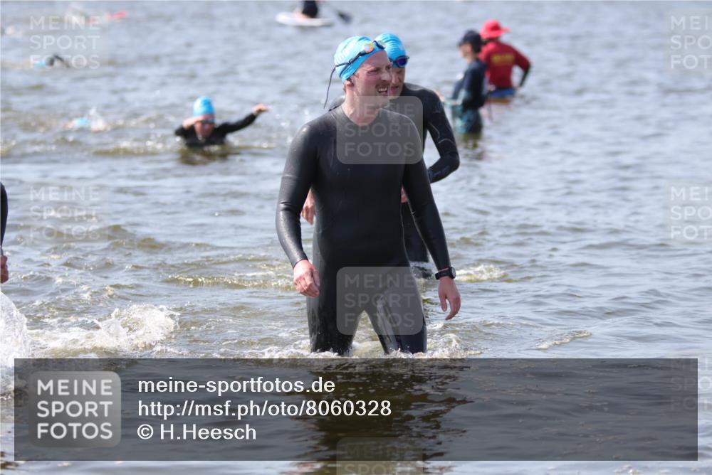 22.06.2025 - Viking Triathlon H.Heesch http://msf.ph/oto/8060328 22.06.2025 10:36:16 Schwimmen 42, 88, 101, 334, 407 meine-sportfotos.de