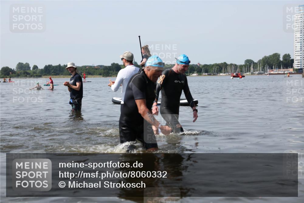 22.06.2025 - Viking Triathlon Michael Strokosch http://msf.ph/oto/8060332 22.06.2025 10:58:13 Schwimmen 357, 359, 403 meine-sportfotos.de