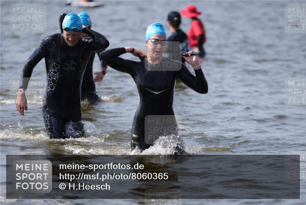22.06.2025 - Viking Triathlon H.Heesch http://msf.ph/oto/8060365 22.06.2025 10:36:23 Schwimmen 42, 88, 101, 232, 251, 332, 334, 407 meine-sportfotos.de