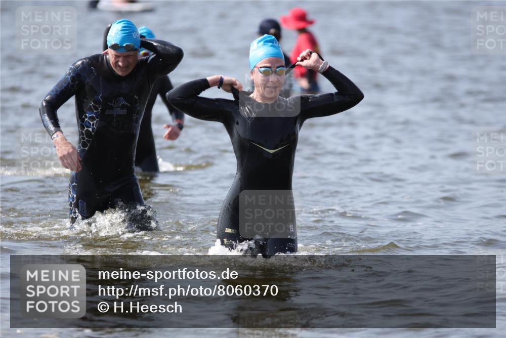 22.06.2025 - Viking Triathlon H.Heesch http://msf.ph/oto/8060370 22.06.2025 10:36:23 Schwimmen 42, 88, 101, 232, 251, 332, 334, 407 meine-sportfotos.de