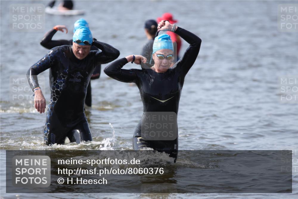 22.06.2025 - Viking Triathlon H.Heesch http://msf.ph/oto/8060376 22.06.2025 10:36:23 Schwimmen 42, 88, 101, 232, 251, 332, 334, 407 meine-sportfotos.de