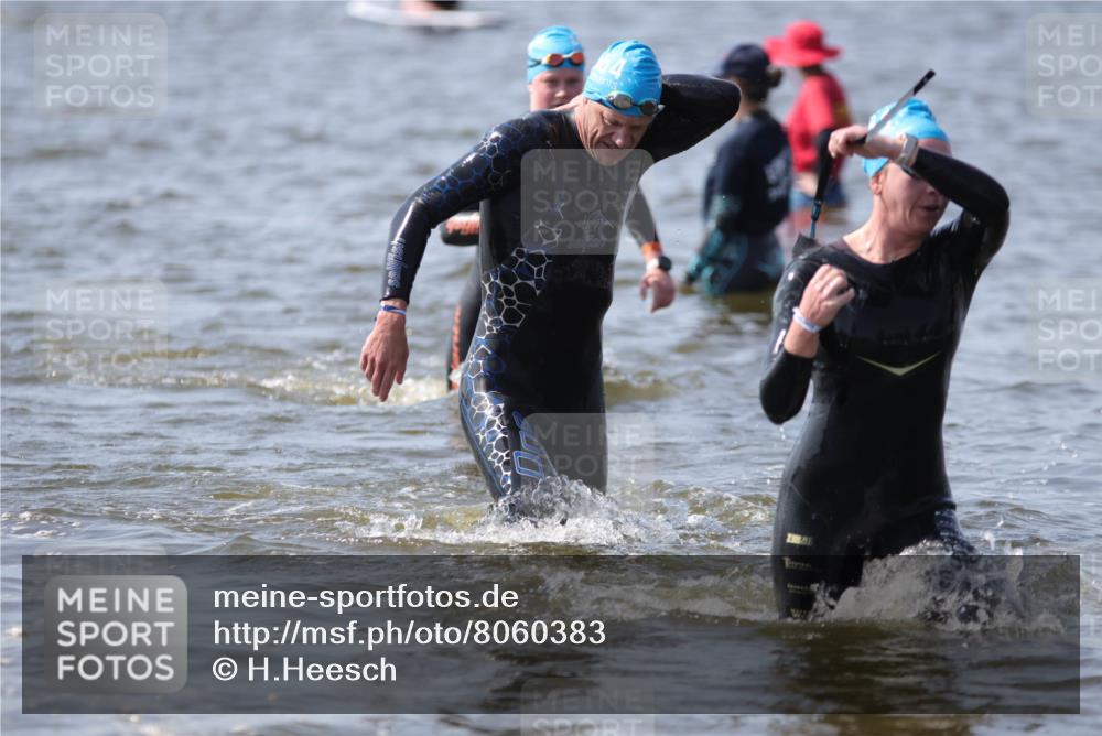 22.06.2025 - Viking Triathlon H.Heesch http://msf.ph/oto/8060383 22.06.2025 10:36:24 Schwimmen 42, 88, 101, 232, 251, 332, 334, 407 meine-sportfotos.de