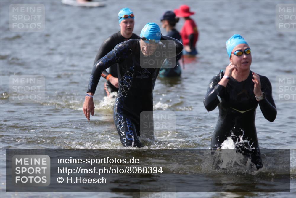 22.06.2025 - Viking Triathlon H.Heesch http://msf.ph/oto/8060394 22.06.2025 10:36:24 Schwimmen 42, 88, 101, 232, 251, 332, 334, 407 meine-sportfotos.de