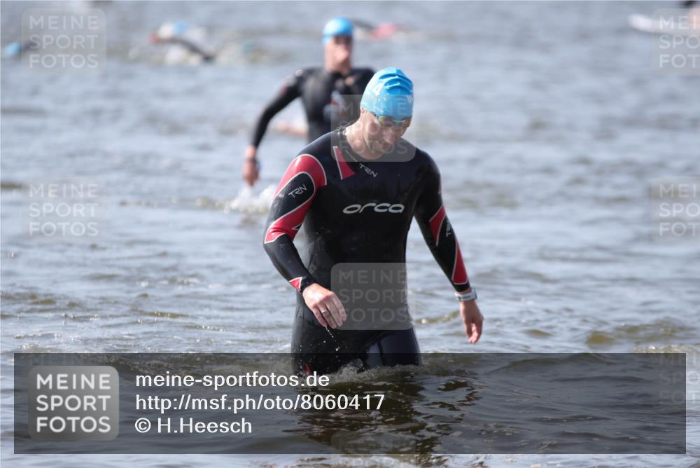 22.06.2025 - Viking Triathlon H.Heesch http://msf.ph/oto/8060417 22.06.2025 10:36:27 Schwimmen 42, 88, 101, 232, 251, 332, 334 meine-sportfotos.de