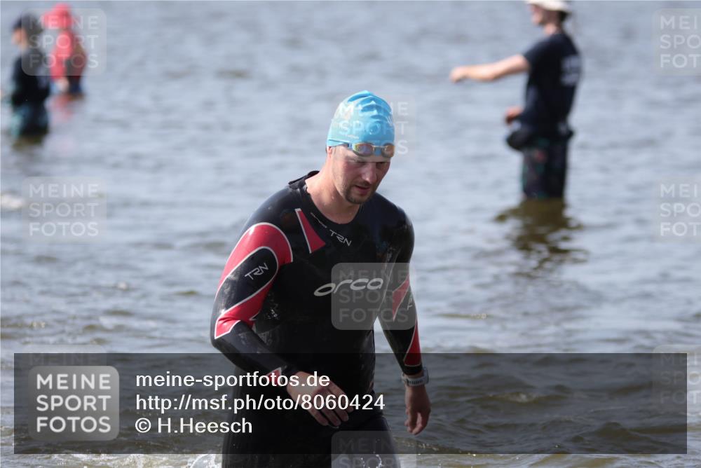 22.06.2025 - Viking Triathlon H.Heesch http://msf.ph/oto/8060424 22.06.2025 10:36:34 Schwimmen 42, 88, 232, 251, 332 meine-sportfotos.de