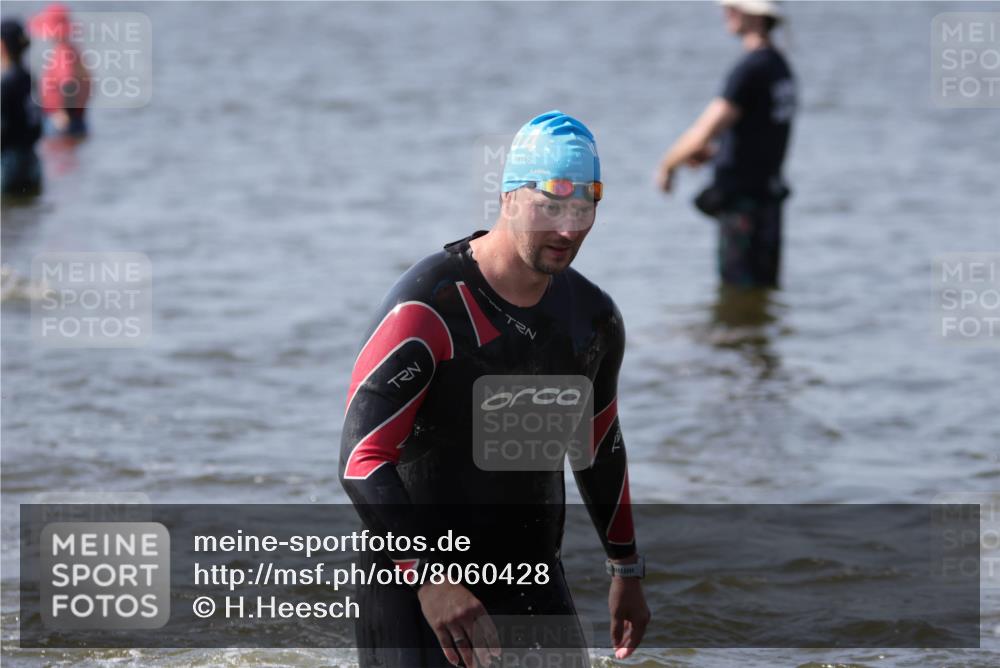 22.06.2025 - Viking Triathlon H.Heesch http://msf.ph/oto/8060428 22.06.2025 10:36:34 Schwimmen 42, 88, 232, 251, 332 meine-sportfotos.de