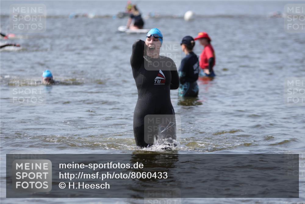 22.06.2025 - Viking Triathlon H.Heesch http://msf.ph/oto/8060433 22.06.2025 10:36:36 Schwimmen 42, 232, 251, 332 meine-sportfotos.de