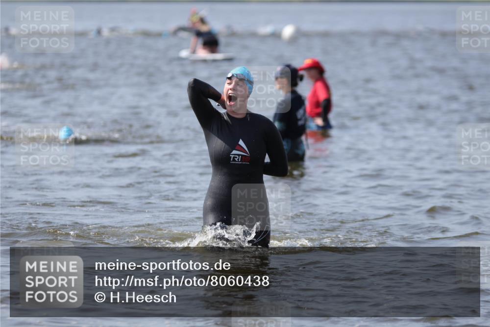 22.06.2025 - Viking Triathlon H.Heesch http://msf.ph/oto/8060438 22.06.2025 10:36:36 Schwimmen 42, 232, 251, 332 meine-sportfotos.de