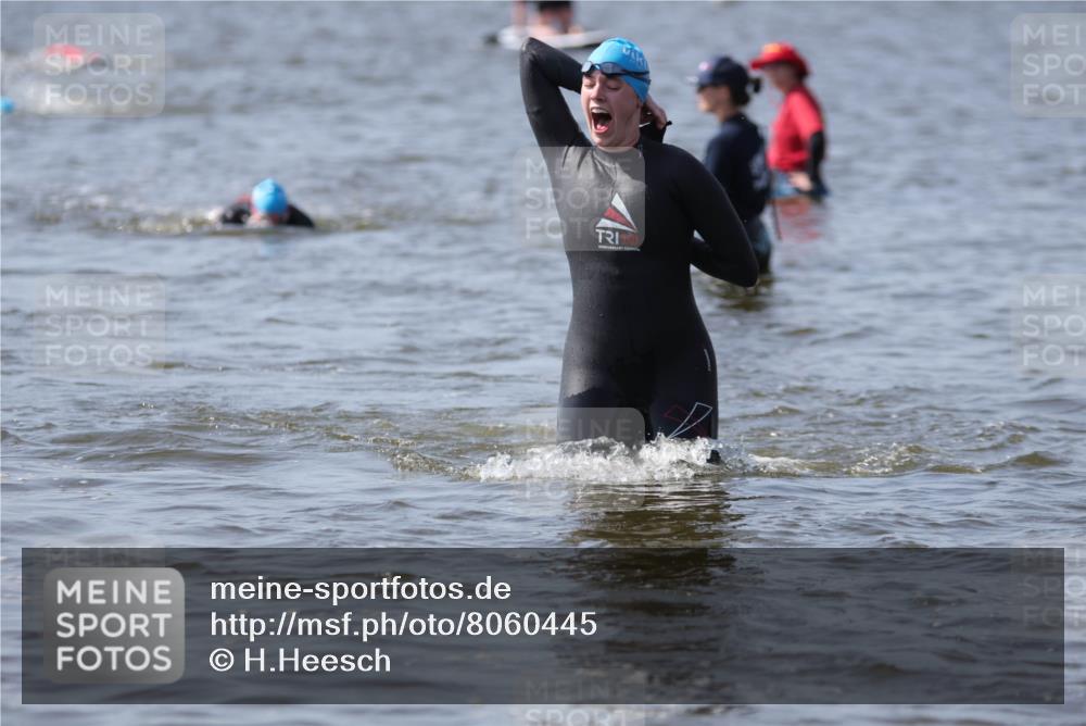 22.06.2025 - Viking Triathlon H.Heesch http://msf.ph/oto/8060445 22.06.2025 10:36:36 Schwimmen 42, 232, 251, 332 meine-sportfotos.de
