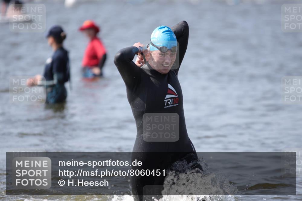 22.06.2025 - Viking Triathlon H.Heesch http://msf.ph/oto/8060451 22.06.2025 10:36:38 Schwimmen 42, 232, 251, 332 meine-sportfotos.de