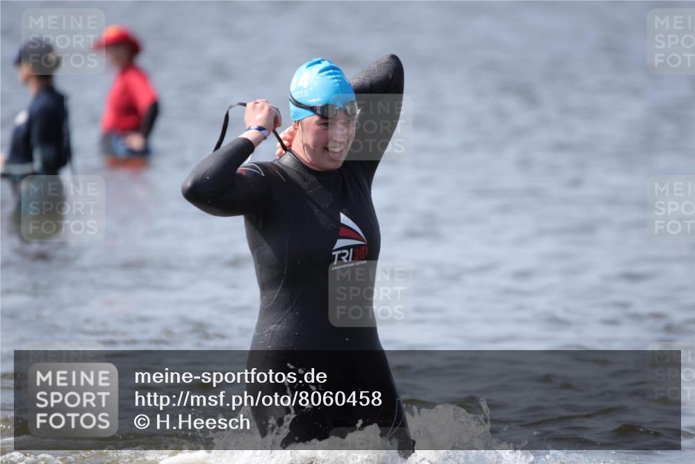 22.06.2025 - Viking Triathlon H.Heesch http://msf.ph/oto/8060458 22.06.2025 10:36:38 Schwimmen 42, 232, 251, 332 meine-sportfotos.de