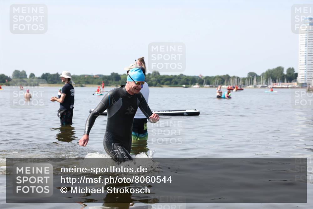 22.06.2025 - Viking Triathlon Michael Strokosch http://msf.ph/oto/8060544 22.06.2025 10:59:01 Schwimmen 222, 234 meine-sportfotos.de