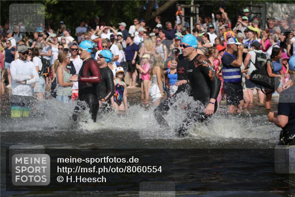 22.06.2025 - Viking Triathlon H.Heesch http://msf.ph/oto/8060554 22.06.2025 10:02:42 Schwimmen 98, 114, 161, 193, 264, 297, 323, 366, 427, 429, 430, 486, 513, 546, 552 meine-sportfotos.de