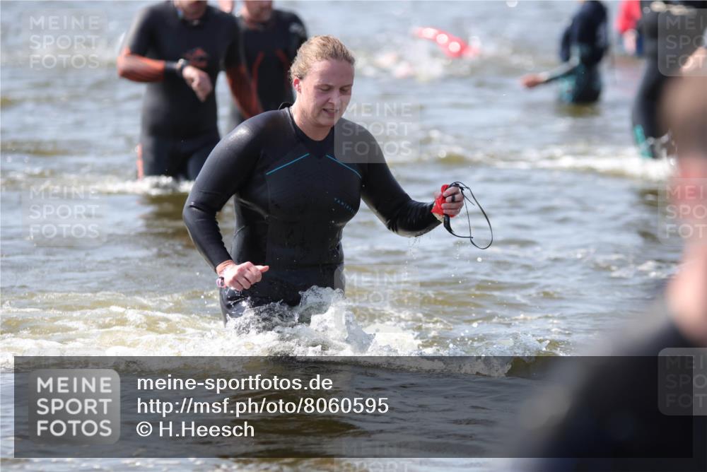 22.06.2025 - Viking Triathlon H.Heesch http://msf.ph/oto/8060595 22.06.2025 10:37:15 Schwimmen 34, 131, 172, 180, 233, 253, 312, 316, 344, 370, 383, 454, 513, 649 meine-sportfotos.de