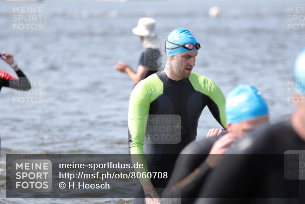 22.06.2025 - Viking Triathlon H.Heesch http://msf.ph/oto/8060708 22.06.2025 10:37:35 Schwimmen 21, 131, 141, 163, 177, 180, 187, 245, 253, 316, 396, 411, 433, 456, 506, 614, 619, 639, 645 meine-sportfotos.de