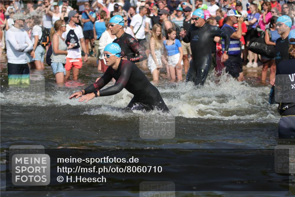 22.06.2025 - Viking Triathlon H.Heesch http://msf.ph/oto/8060710 22.06.2025 10:02:52 Schwimmen 5, 40, 43, 98, 154, 164, 323, 340, 430, 475, 486, 548, 552, 554, 608 meine-sportfotos.de
