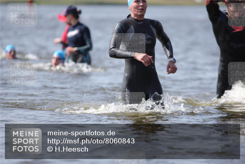22.06.2025 - Viking Triathlon H.Heesch http://msf.ph/oto/8060843 22.06.2025 10:38:10 Schwimmen 61, 72, 89, 179, 191, 209, 447, 535, 662 meine-sportfotos.de