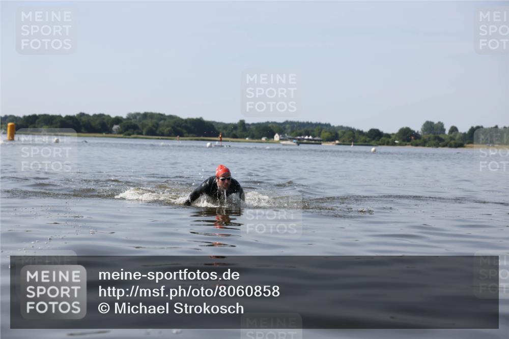 22.06.2025 - Viking Triathlon Michael Strokosch http://msf.ph/oto/8060858 22.06.2025 10:24:04 Schwimmen 609 meine-sportfotos.de