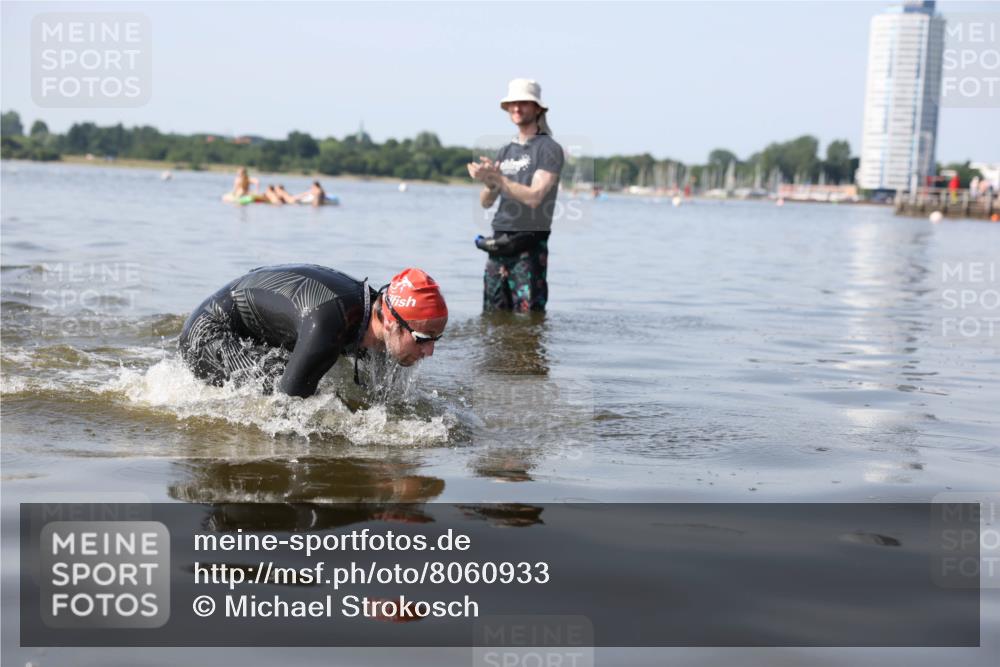 22.06.2025 - Viking Triathlon Michael Strokosch http://msf.ph/oto/8060933 22.06.2025 10:24:08 Schwimmen 609 meine-sportfotos.de