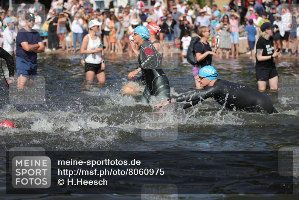 22.06.2025 - Viking Triathlon H.Heesch http://msf.ph/oto/8060975 22.06.2025 10:03:19 Schwimmen 20, 25, 34, 88, 89, 134, 163, 187, 208, 229, 251, 332, 334, 348, 505, 524, 540, 636, 660 meine-sportfotos.de