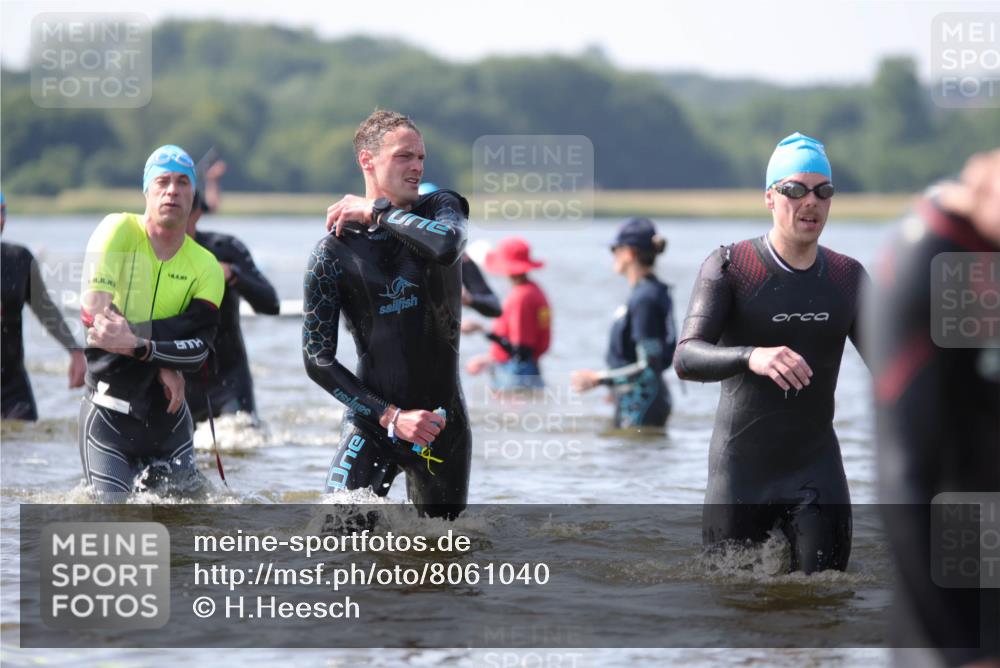 22.06.2025 - Viking Triathlon H.Heesch http://msf.ph/oto/8061040 22.06.2025 10:38:56 Schwimmen 26, 40, 57, 79, 135, 148, 181, 185, 210, 211, 295, 336, 351, 408, 416, 451, 654 meine-sportfotos.de