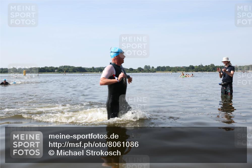 22.06.2025 - Viking Triathlon Michael Strokosch http://msf.ph/oto/8061086 22.06.2025 10:24:47 Schwimmen 329 meine-sportfotos.de