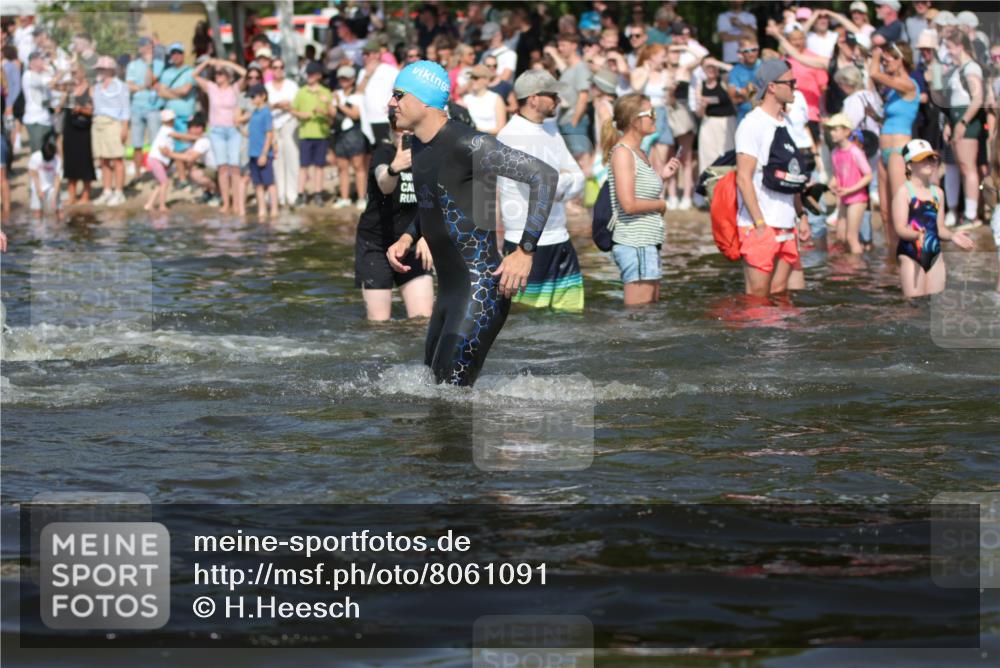 22.06.2025 - Viking Triathlon H.Heesch http://msf.ph/oto/8061091 22.06.2025 10:03:34 Schwimmen 42, 58, 62, 79, 148, 179, 182, 221, 324, 434, 454, 556, 619, 635, 645, 659 meine-sportfotos.de