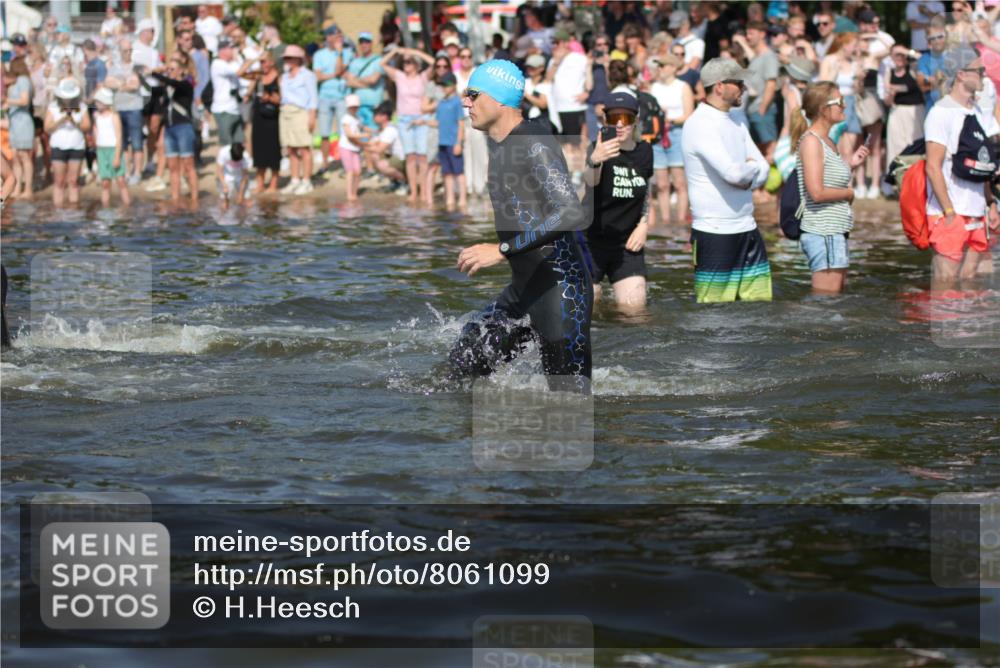 22.06.2025 - Viking Triathlon H.Heesch http://msf.ph/oto/8061099 22.06.2025 10:03:34 Schwimmen 42, 58, 62, 79, 148, 179, 182, 221, 324, 434, 454, 556, 619, 635, 645, 659 meine-sportfotos.de