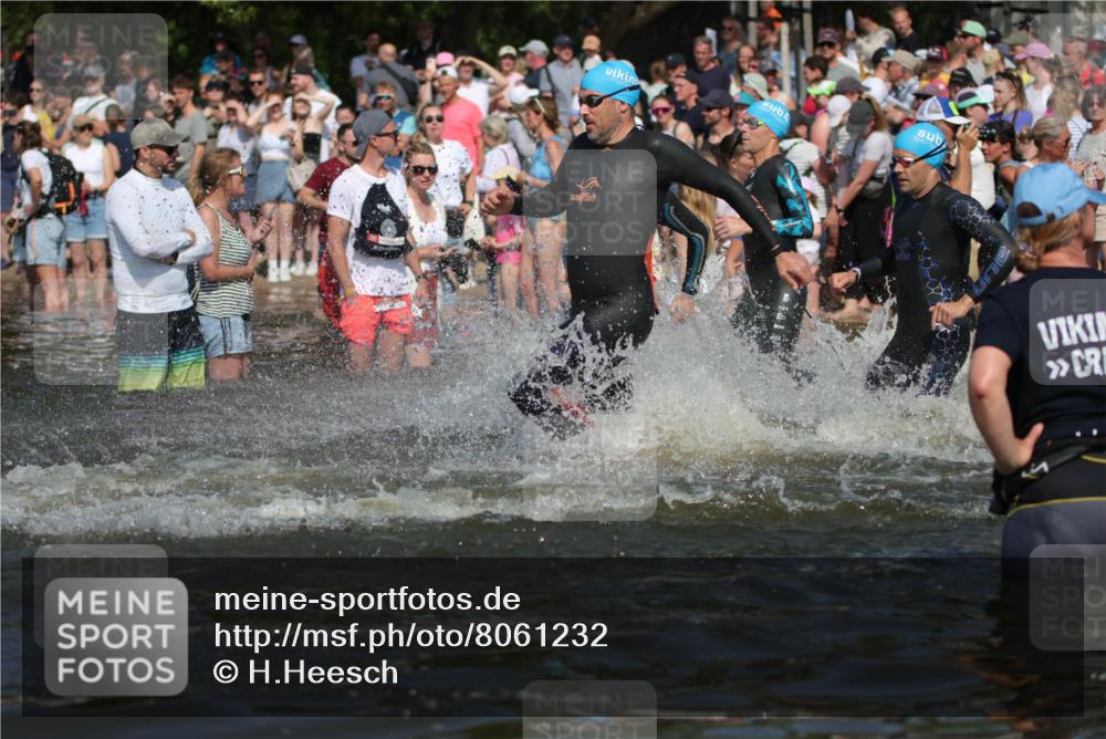 22.06.2025 - Viking Triathlon H.Heesch http://msf.ph/oto/8061232 22.06.2025 10:03:46 Schwimmen 26, 62, 77, 79, 108, 148, 157, 296, 396, 451, 456, 495, 619, 635, 648 meine-sportfotos.de