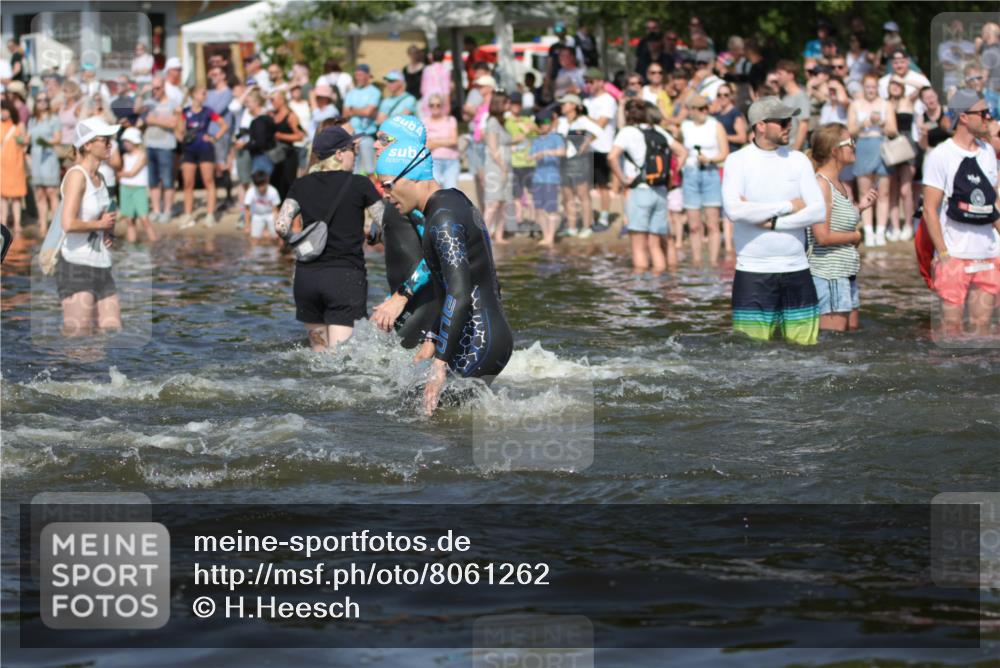22.06.2025 - Viking Triathlon H.Heesch http://msf.ph/oto/8061262 22.06.2025 10:03:49 Schwimmen 26, 77, 108, 157, 296, 383, 396, 451, 456, 495, 648 meine-sportfotos.de