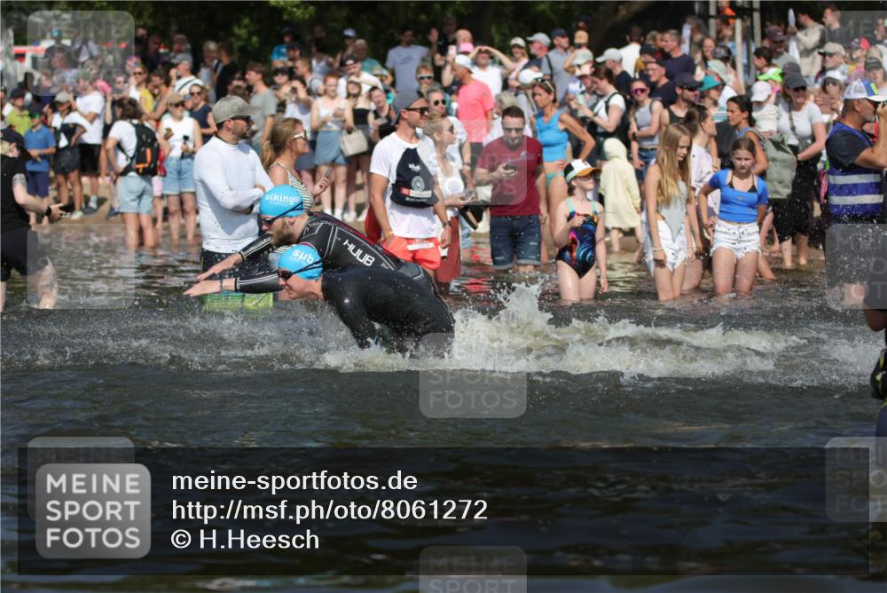 22.06.2025 - Viking Triathlon H.Heesch http://msf.ph/oto/8061272 22.06.2025 10:03:51 Schwimmen 26, 54, 77, 108, 157, 215, 242, 296, 336, 383, 396, 451, 456, 495, 648 meine-sportfotos.de