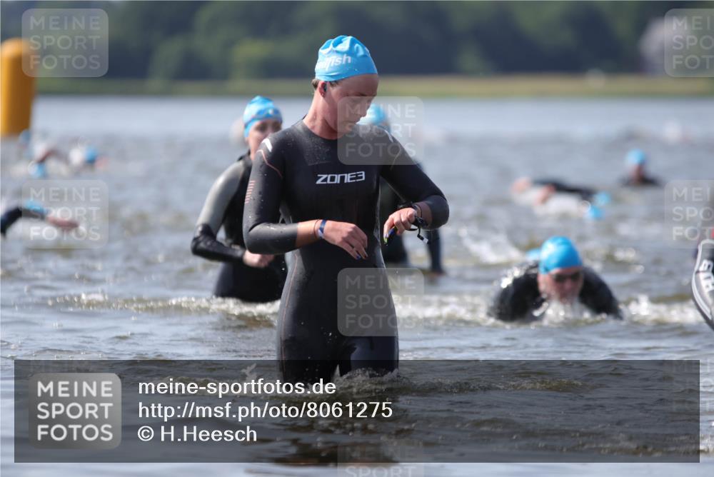 22.06.2025 - Viking Triathlon H.Heesch http://msf.ph/oto/8061275 22.06.2025 10:40:14 Schwimmen 248, 254, 375, 379, 385, 394, 487, 511, 517, 538, 553 meine-sportfotos.de
