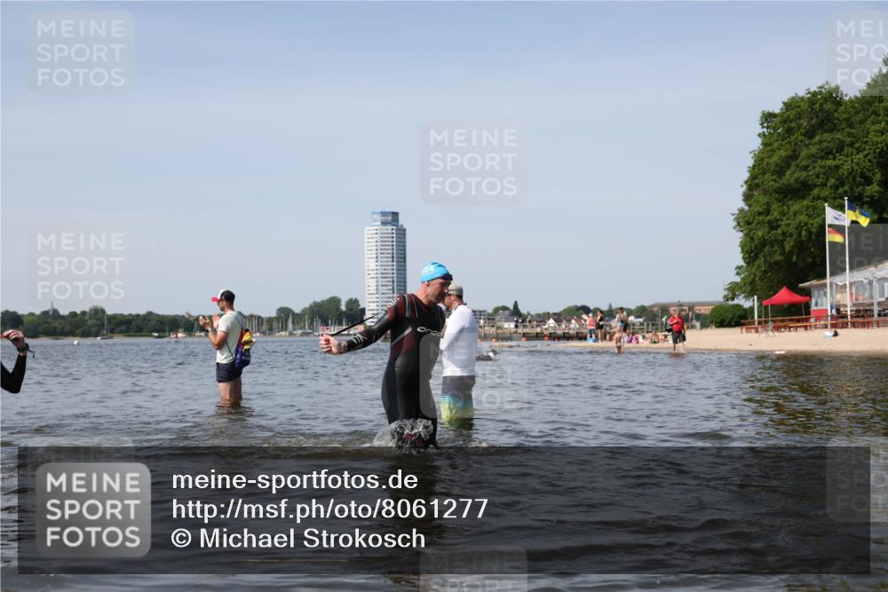 22.06.2025 - Viking Triathlon Michael Strokosch http://msf.ph/oto/8061277 22.06.2025 10:45:46 Schwimmen 95, 197, 360, 372, 425, 519, 633 meine-sportfotos.de