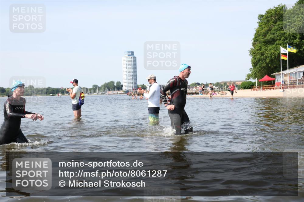 22.06.2025 - Viking Triathlon Michael Strokosch http://msf.ph/oto/8061287 22.06.2025 10:45:46 Schwimmen 95, 197, 360, 372, 425, 519, 633 meine-sportfotos.de