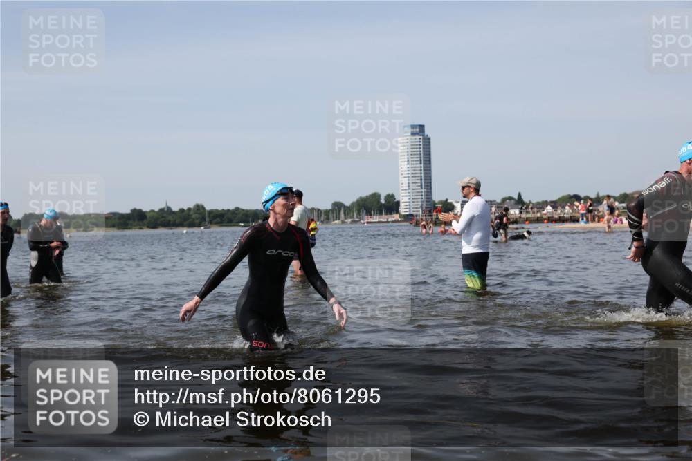 22.06.2025 - Viking Triathlon Michael Strokosch http://msf.ph/oto/8061295 22.06.2025 10:45:47 Schwimmen 95, 197, 360, 372, 425, 519, 633 meine-sportfotos.de