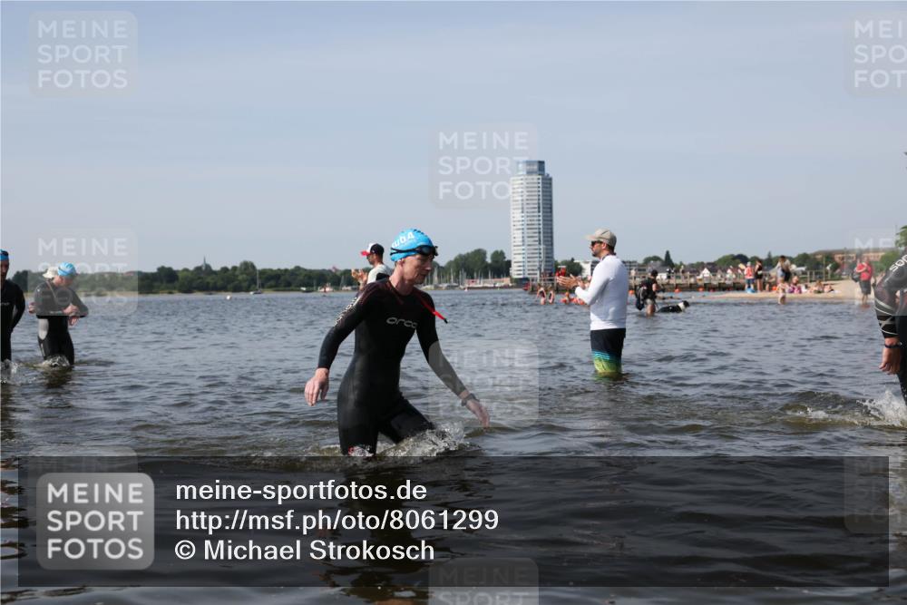 22.06.2025 - Viking Triathlon Michael Strokosch http://msf.ph/oto/8061299 22.06.2025 10:45:47 Schwimmen 95, 197, 360, 372, 425, 519, 633 meine-sportfotos.de
