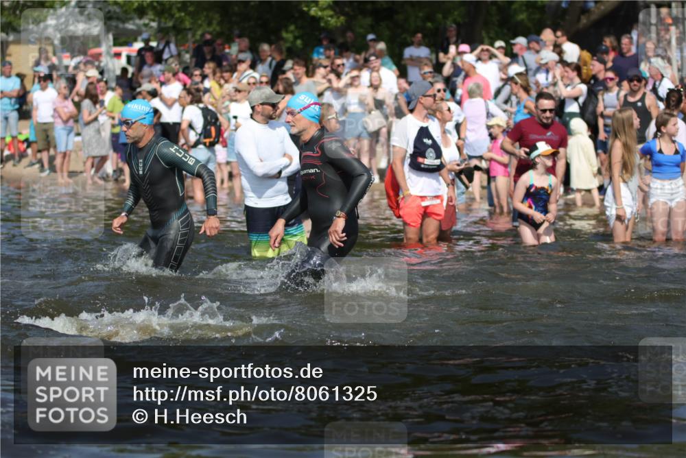 22.06.2025 - Viking Triathlon H.Heesch http://msf.ph/oto/8061325 22.06.2025 10:03:55 Schwimmen 26, 54, 77, 215, 220, 242, 315, 336, 383, 396, 433, 451, 495, 639, 657 meine-sportfotos.de