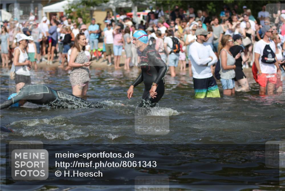 22.06.2025 - Viking Triathlon H.Heesch http://msf.ph/oto/8061343 22.06.2025 10:03:55 Schwimmen 26, 54, 77, 215, 220, 242, 315, 336, 383, 396, 433, 451, 495, 639, 657 meine-sportfotos.de