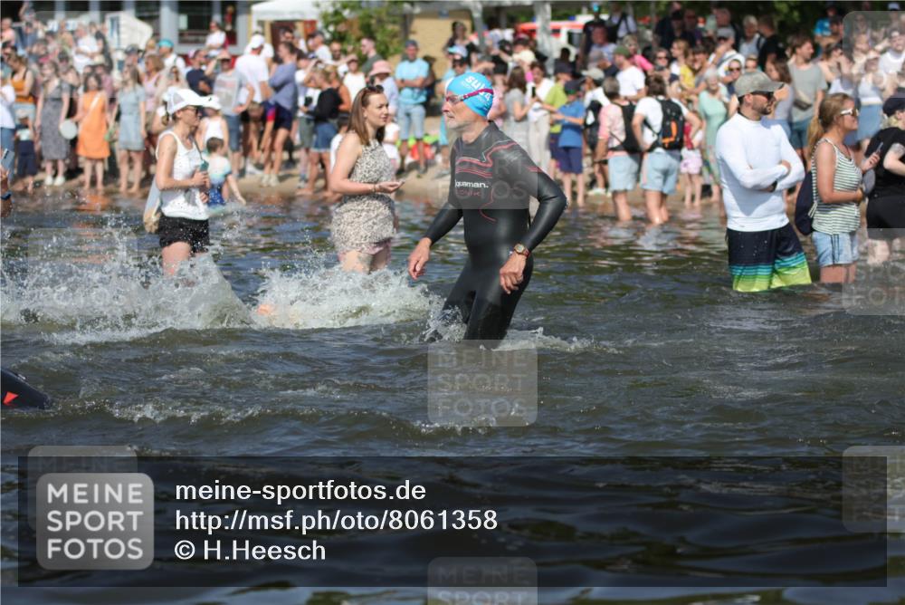 22.06.2025 - Viking Triathlon H.Heesch http://msf.ph/oto/8061358 22.06.2025 10:03:56 Schwimmen 26, 54, 77, 215, 220, 242, 315, 336, 383, 396, 433, 451, 495, 639, 657 meine-sportfotos.de