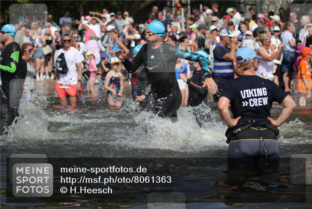 22.06.2025 - Viking Triathlon H.Heesch http://msf.ph/oto/8061363 22.06.2025 10:03:57 Schwimmen 26, 54, 77, 215, 220, 242, 315, 336, 383, 396, 433, 451, 495, 639, 657 meine-sportfotos.de