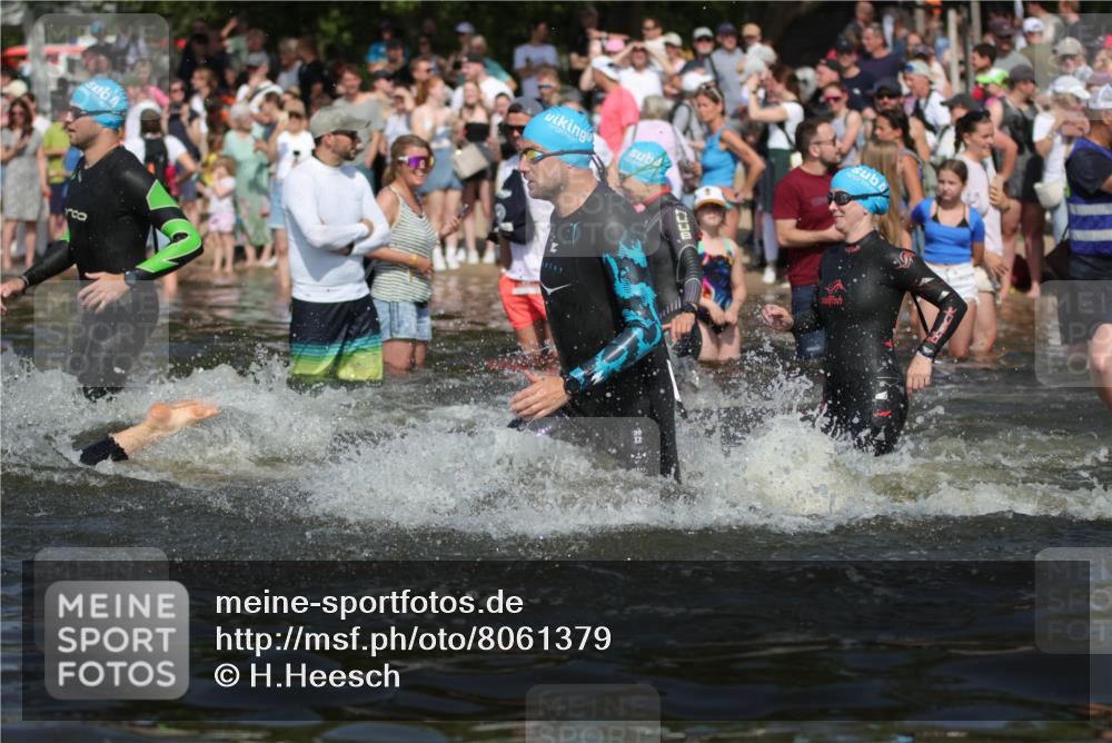 22.06.2025 - Viking Triathlon H.Heesch http://msf.ph/oto/8061379 22.06.2025 10:03:58 Schwimmen 26, 54, 77, 215, 220, 242, 315, 336, 383, 396, 433, 451, 495, 639, 657 meine-sportfotos.de