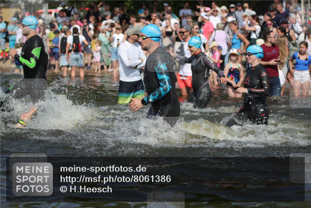 22.06.2025 - Viking Triathlon H.Heesch http://msf.ph/oto/8061386 22.06.2025 10:03:58 Schwimmen 26, 54, 77, 215, 220, 242, 315, 336, 383, 396, 433, 451, 495, 639, 657 meine-sportfotos.de