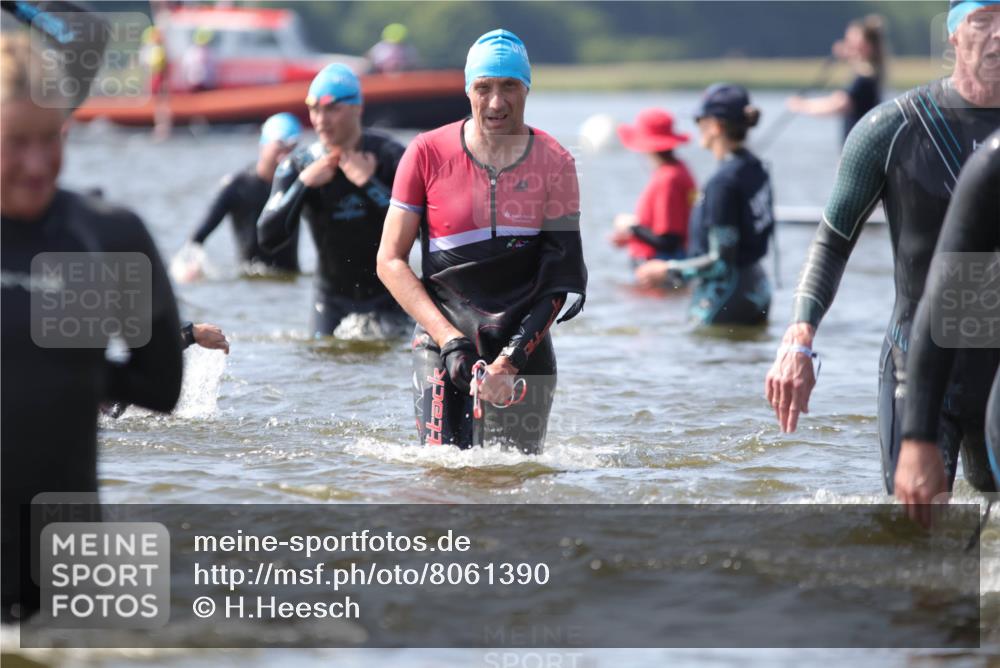 22.06.2025 - Viking Triathlon H.Heesch http://msf.ph/oto/8061390 22.06.2025 10:40:39 Schwimmen 44, 59, 228, 235, 239, 254, 266, 275, 291, 325, 361, 397, 462, 514, 530, 556, 644, 655, 657 meine-sportfotos.de