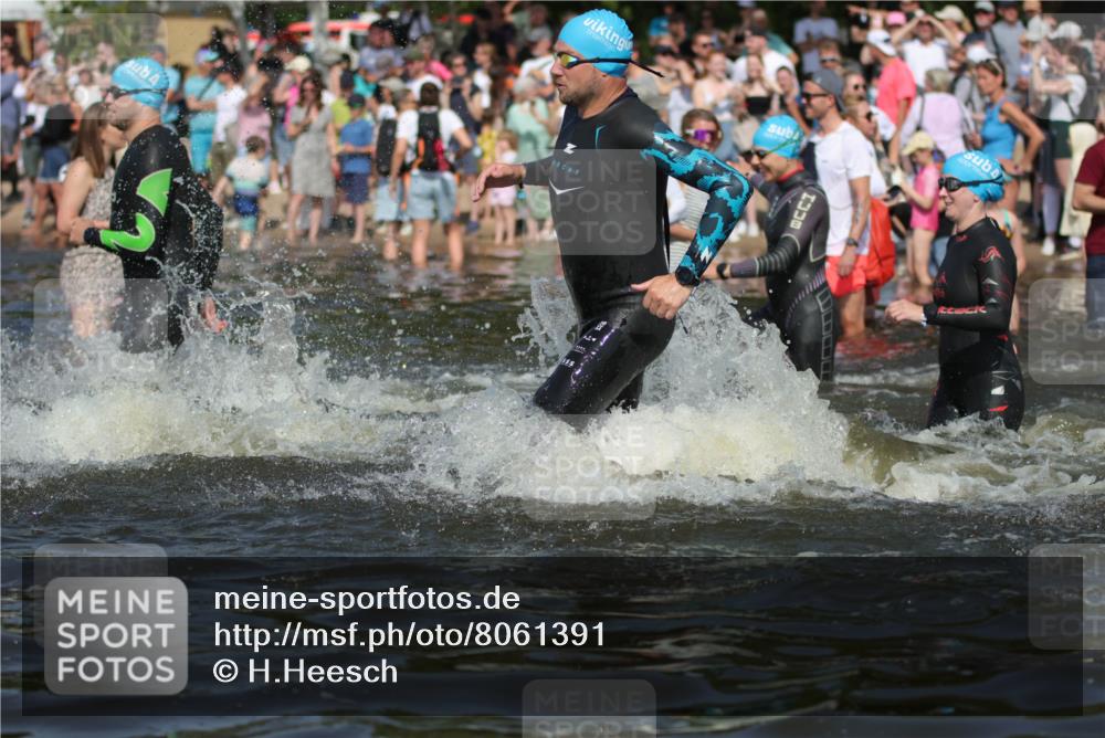 22.06.2025 - Viking Triathlon H.Heesch http://msf.ph/oto/8061391 22.06.2025 10:03:58 Schwimmen 26, 54, 77, 215, 220, 242, 315, 336, 383, 396, 433, 451, 495, 639, 657 meine-sportfotos.de